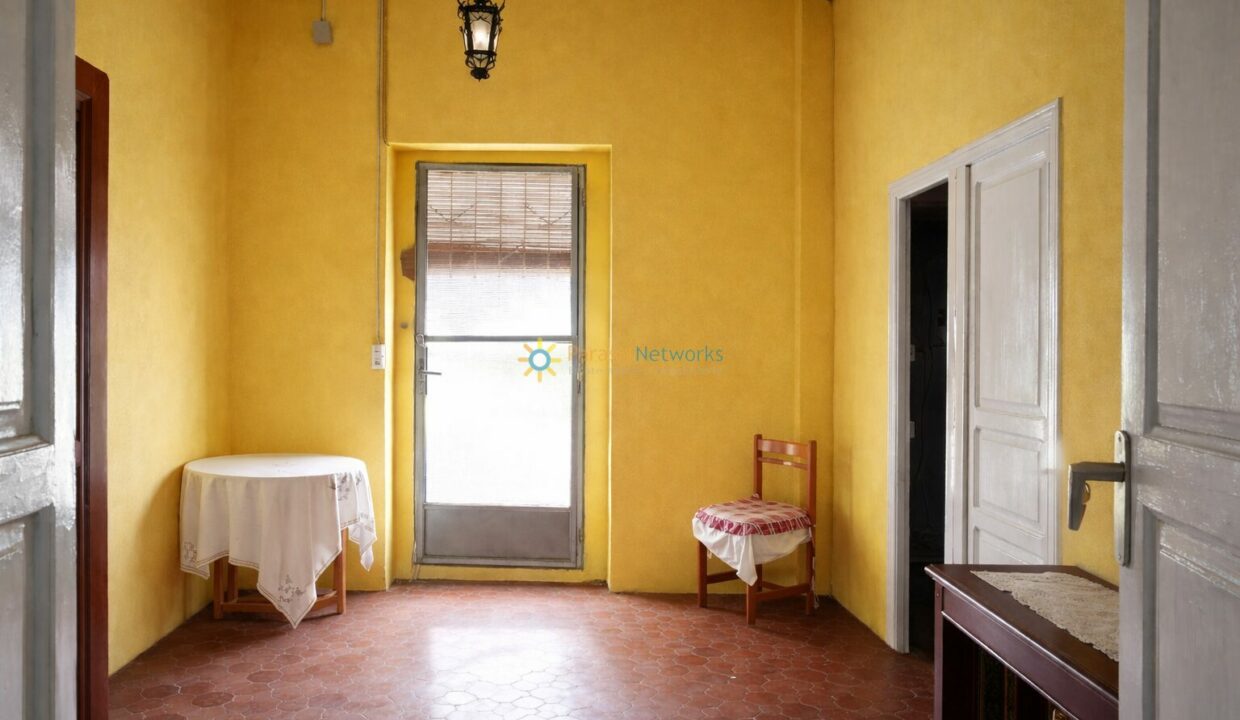 Habitación amarilla minimalista y luminosa