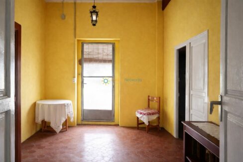 Habitación amarilla minimalista y luminosa