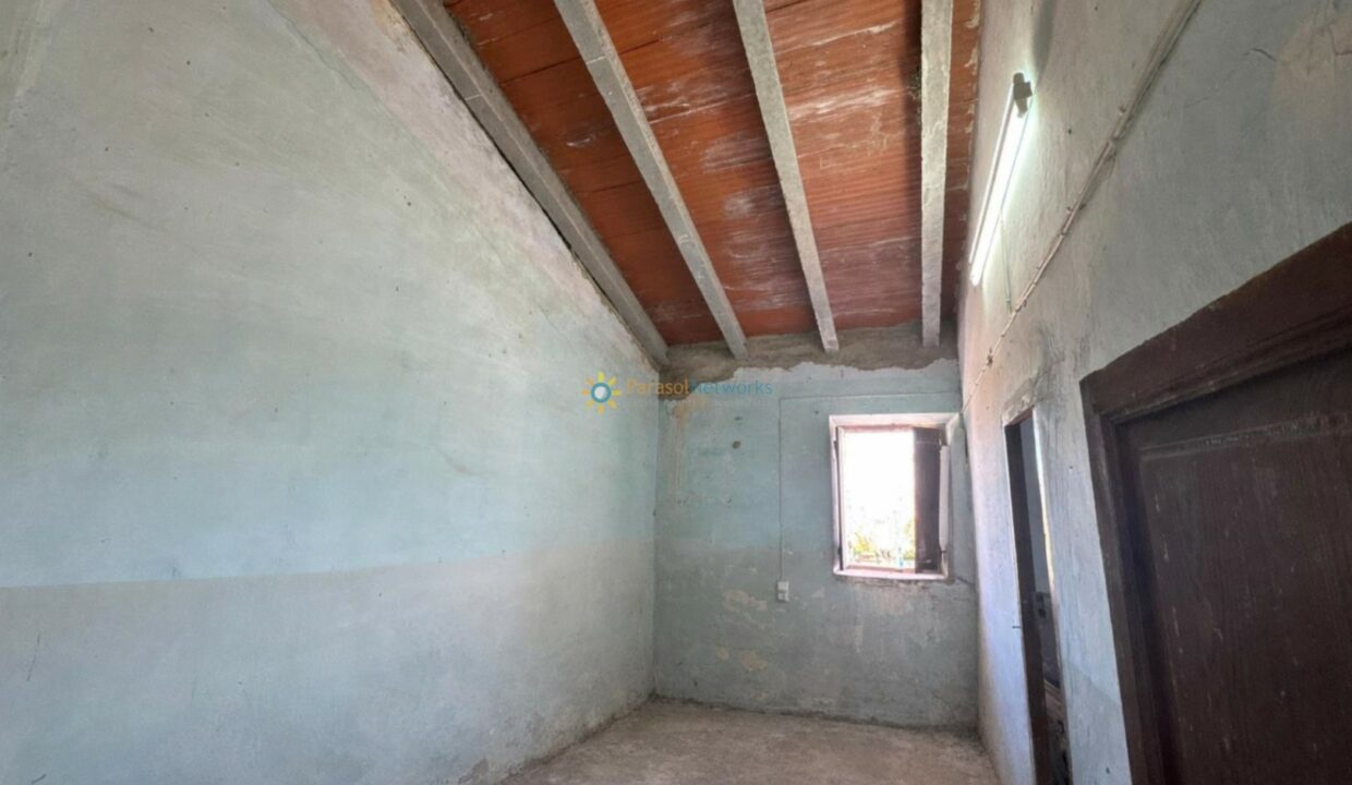 Habitación antigua con ventanas abiertas