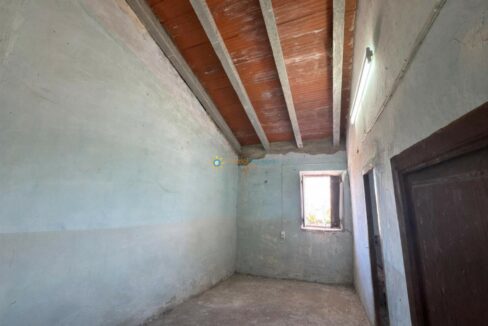 Habitación antigua con ventanas abiertas