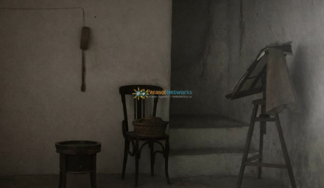 Habitación antigua y desordenada