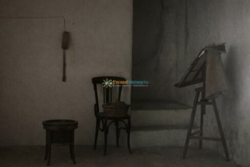 Habitación antigua y desordenada