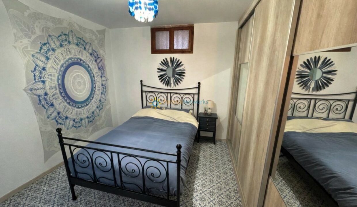 Habitación bohemia con mandala y luz cálida