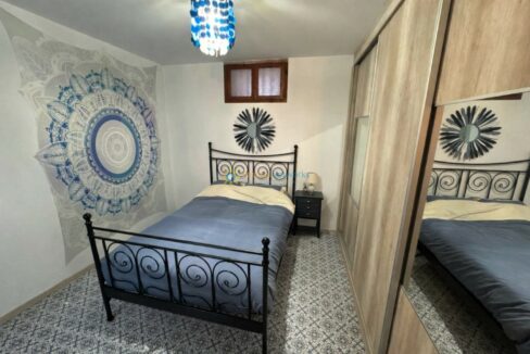 Habitación bohemia con mandala y luz cálida