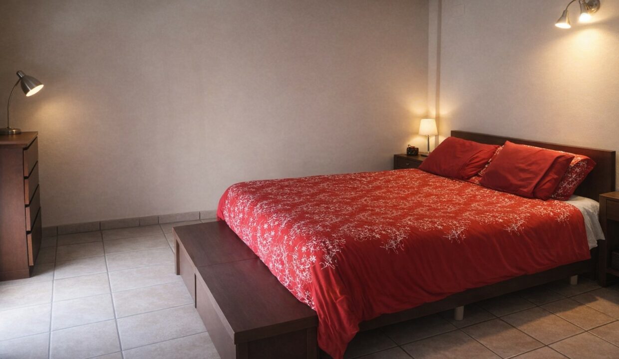 Habitación cálida con cama roja