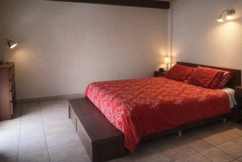 Habitación cálida con cama roja