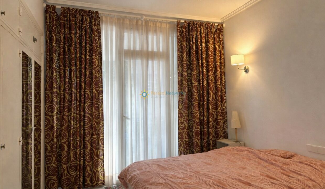 Habitación cálida con ventana y armario