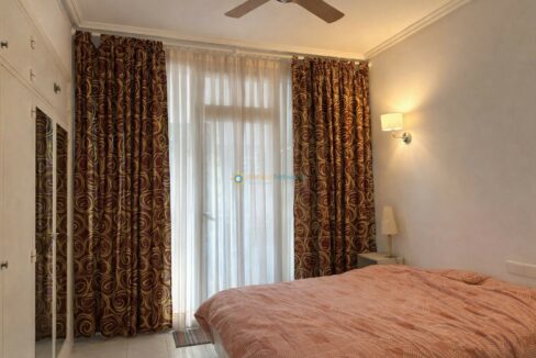 Habitación cálida con ventana y armario