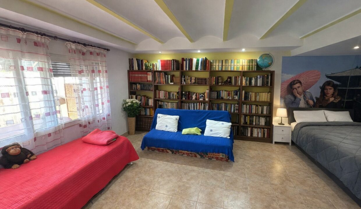 Habitación cálida y acogedora con detalles vintage