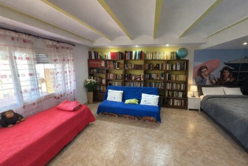 Habitación cálida y acogedora con detalles vintage