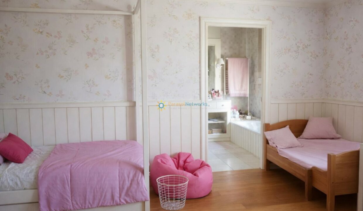 Habitación compartida con detalles suaves