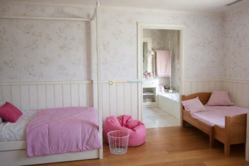 Habitación compartida con detalles suaves