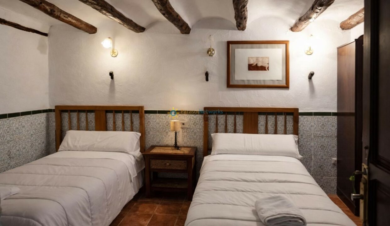 Habitación con camas y luz cálida