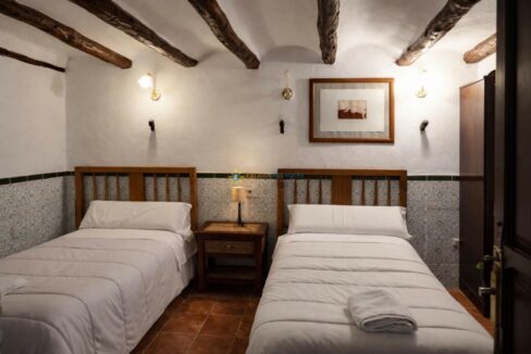 Habitación con camas y luz cálida