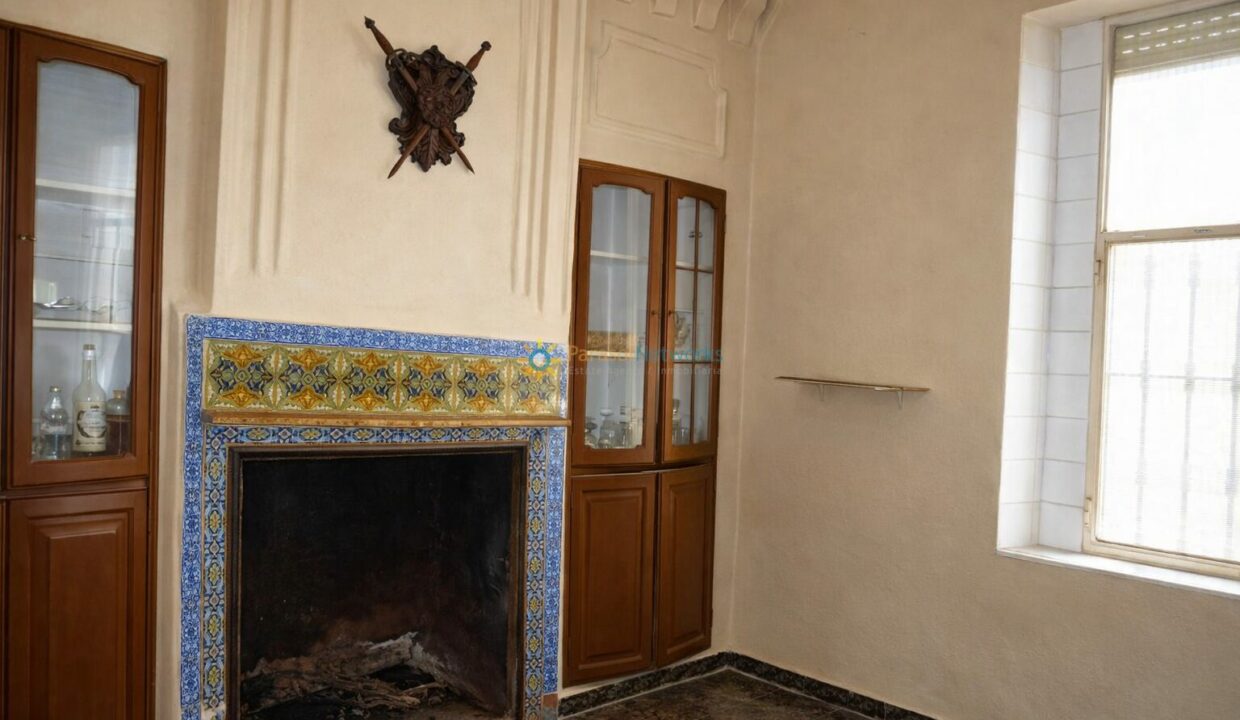 Habitación con chimenea y luz natural