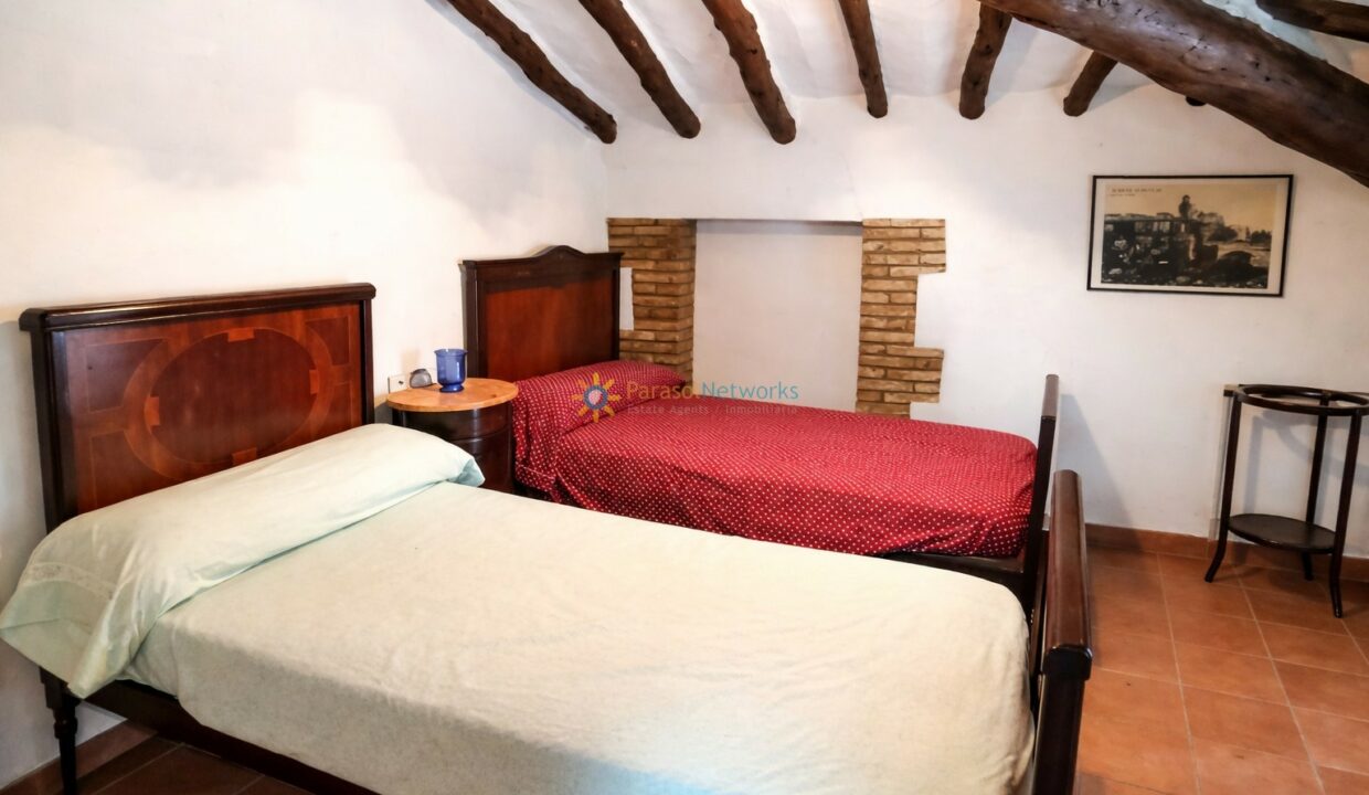 Habitación de ático acogedora y rústica