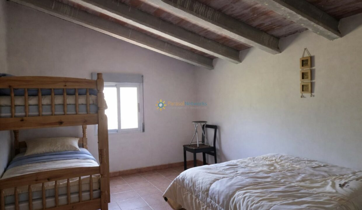 Habitación de desván acogedora y ordenada