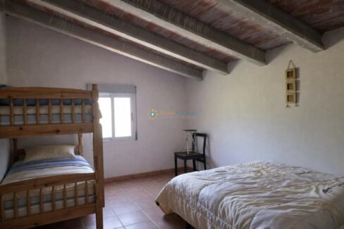 Habitación de desván acogedora y ordenada