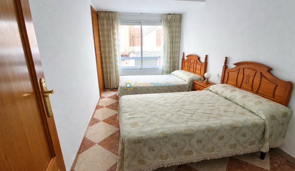 Habitación de hotel luminosa y acogedora