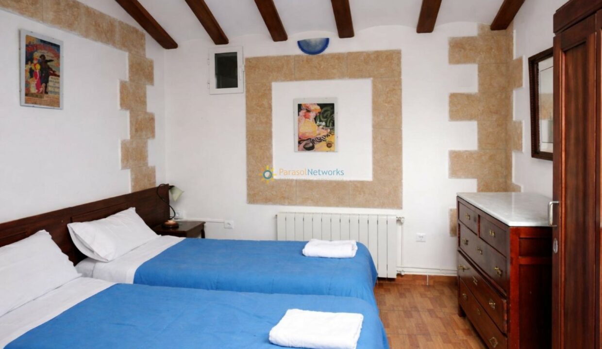 Habitación de hotel mediterránea y ordenada