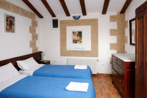 Habitación de hotel mediterránea y ordenada