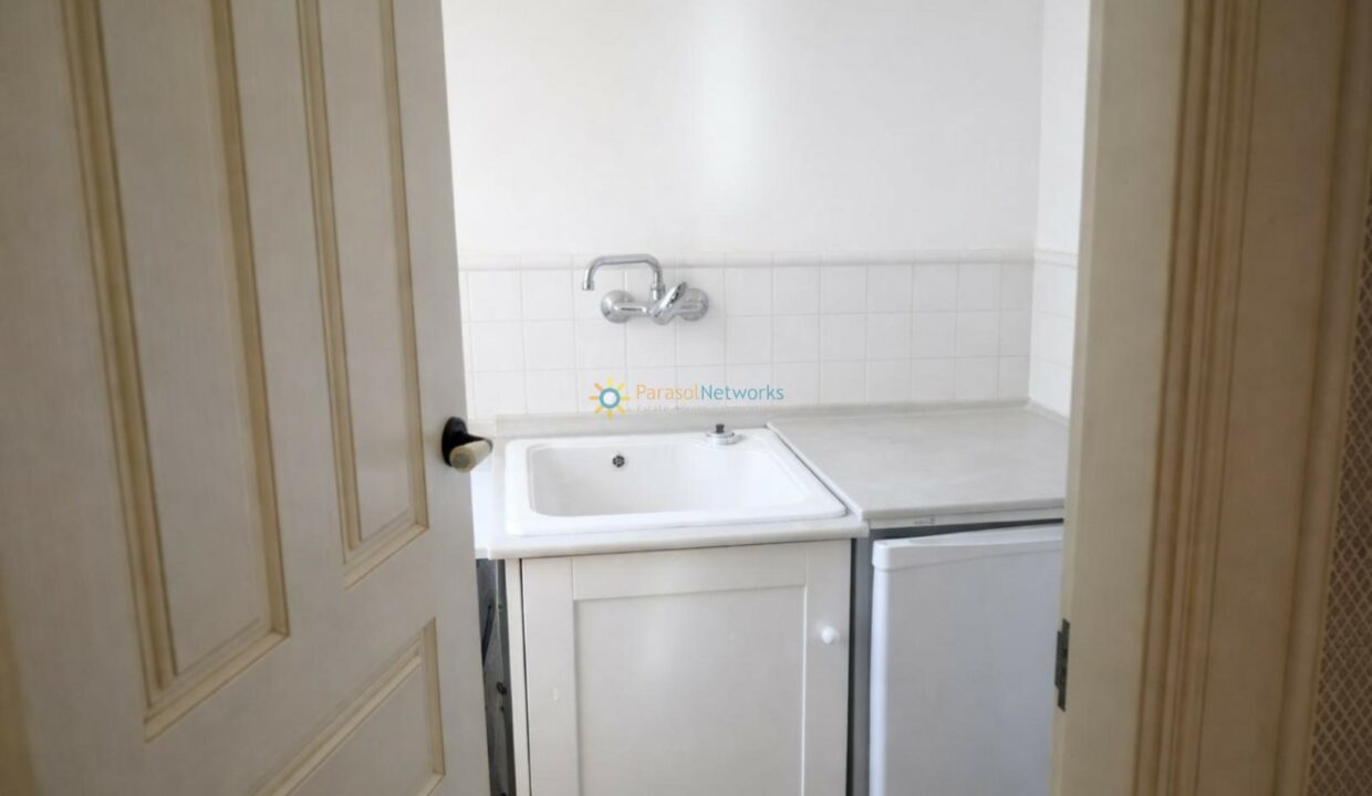 Habitación de lavandería ordenada y luminosa