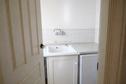 Habitación de lavandería ordenada y luminosa