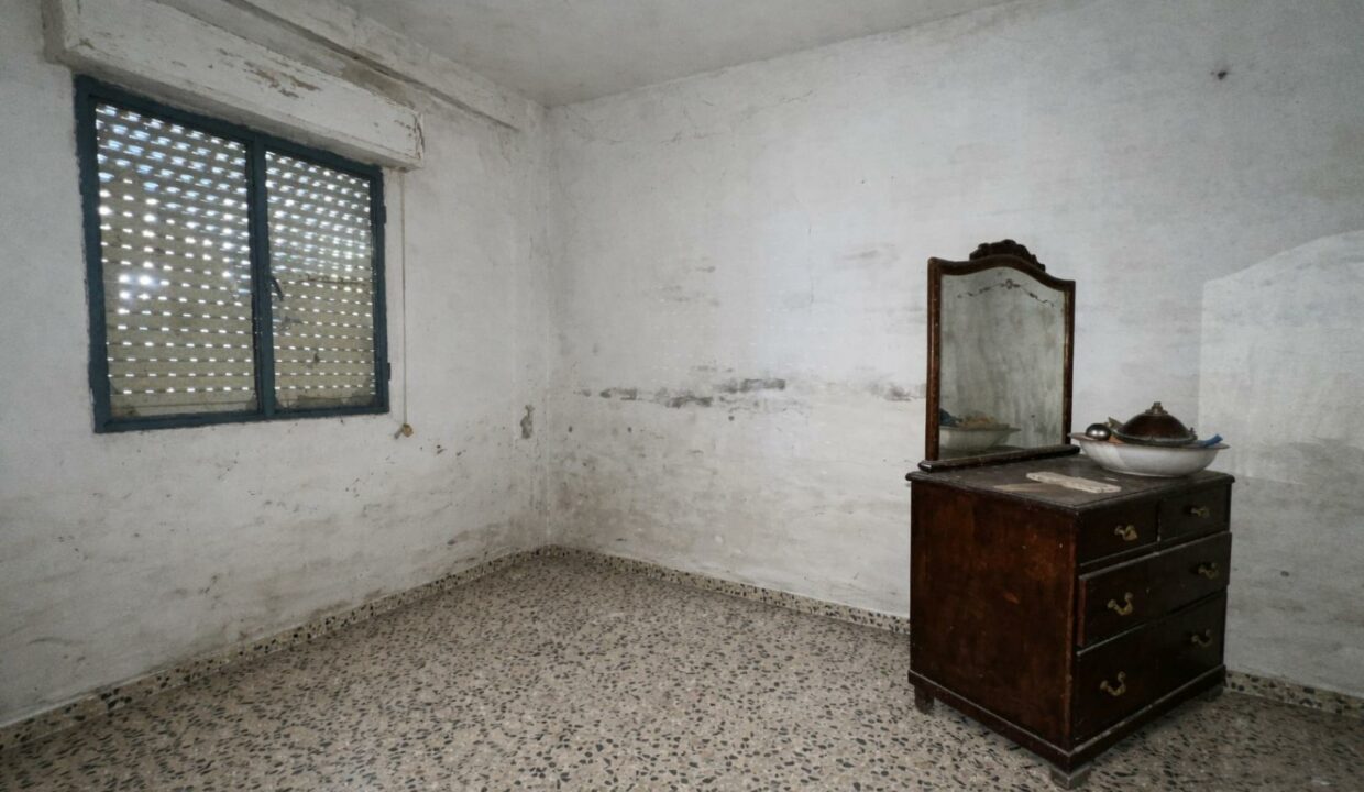 Habitación deteriorada con muebles antiguos