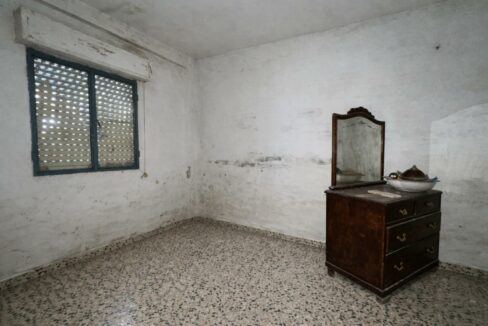 Habitación deteriorada con muebles antiguos