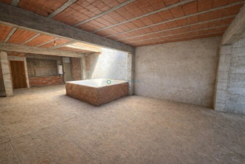 Habitación en construcción con ladrillos expuestos