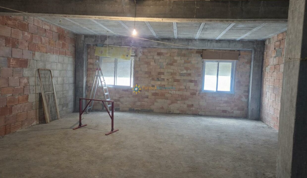 Habitación en construcción con pared de ladrillo
