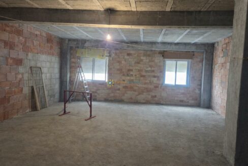 Habitación en construcción con pared de ladrillo