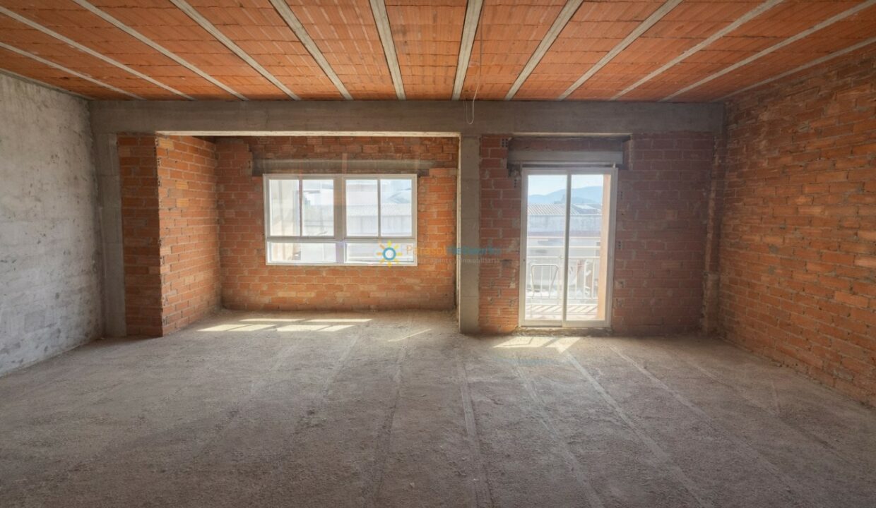 Habitación en construcción con vista a montañas