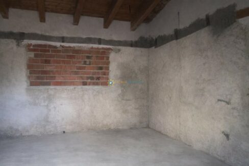 Habitación en renovación con ladrillos expuestos