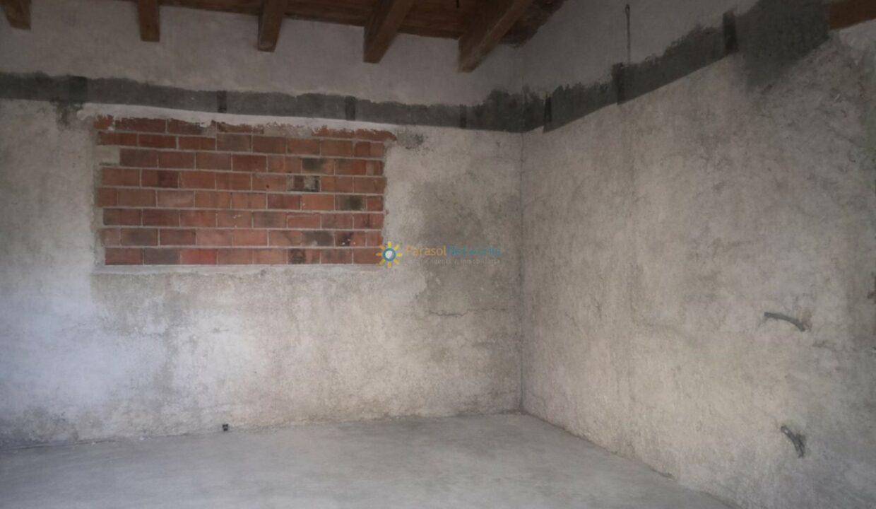 Habitación en renovación con ladrillos expuestos
