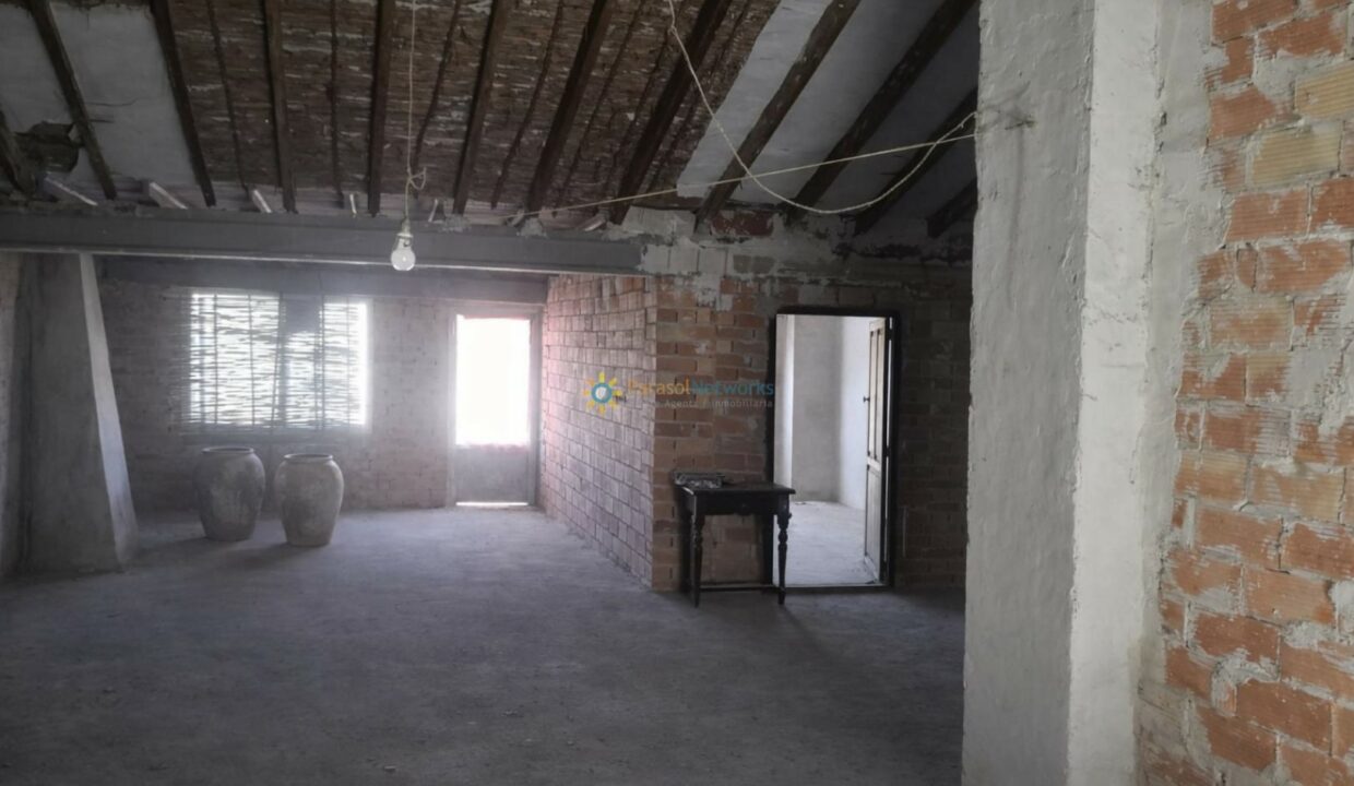 Habitación en renovación con luz natural