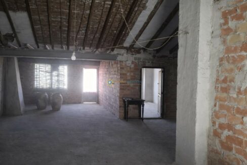 Habitación en renovación con luz natural