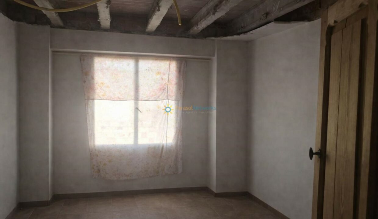 Habitación en renovación con luz natural(1)