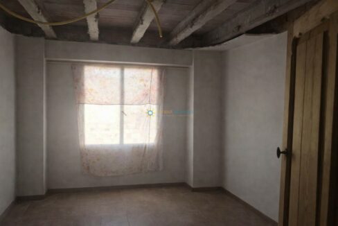 Habitación en renovación con luz natural(1)