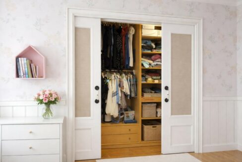 Habitación femenina con vestidor organizado