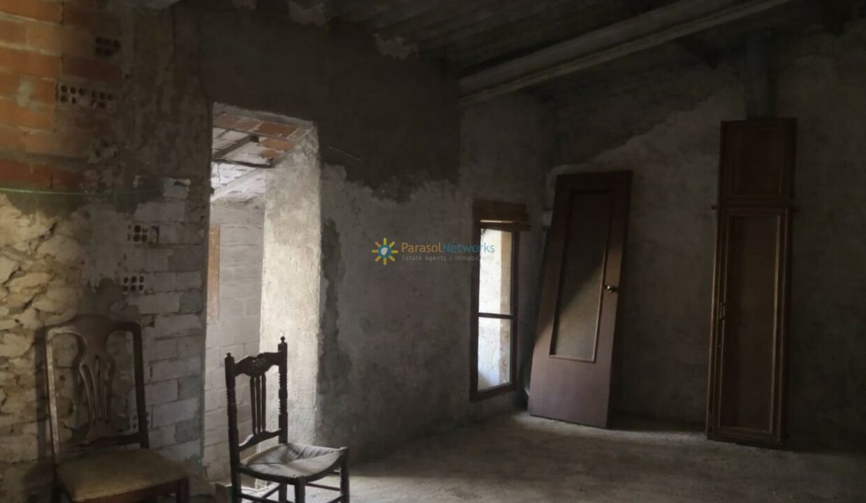 Habitación inacabada bañada en luz