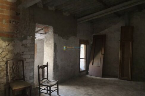 Habitación inacabada bañada en luz