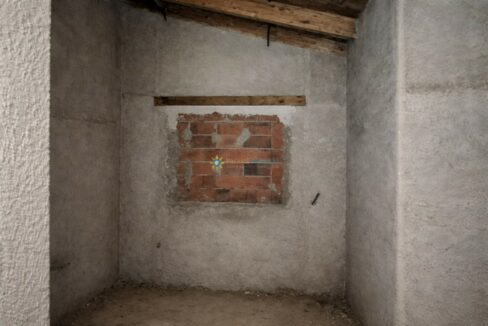 Habitación inacabada con ladrillos expuestos