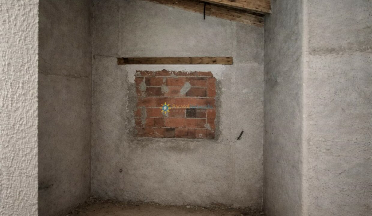 Habitación inacabada con ladrillos expuestos