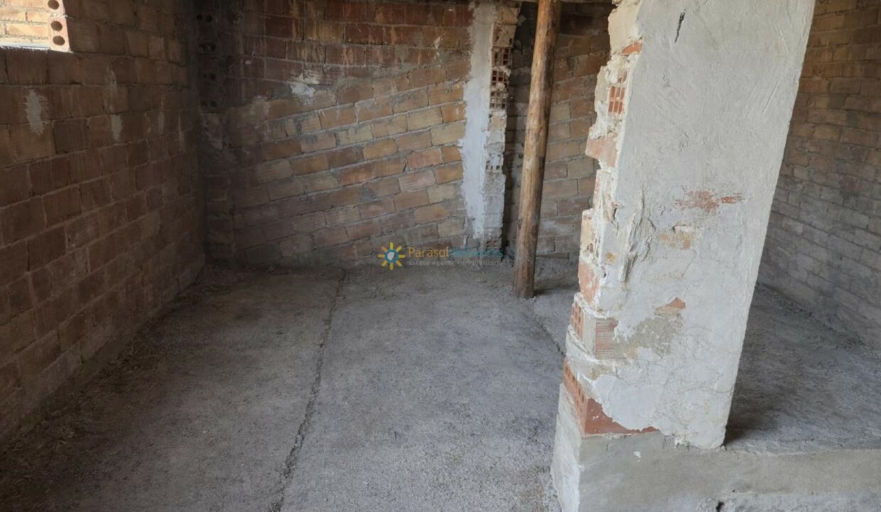 Habitación inacabada de ladrillos expuestos