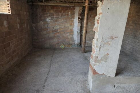 Habitación inacabada de ladrillos expuestos