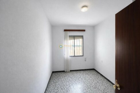 Habitación limpia y luminosa