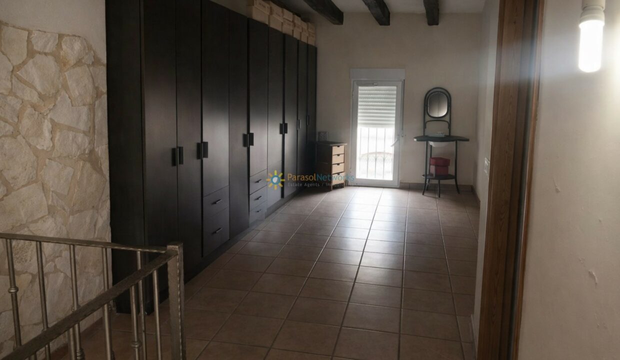 Habitación luminosa con balcón y detalles modernos