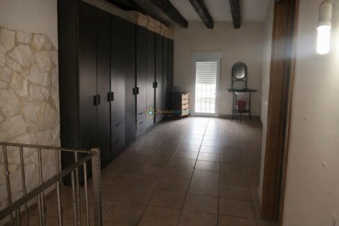 Habitación luminosa con balcón y detalles modernos