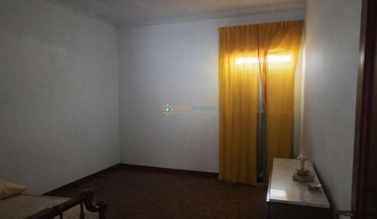 Habitación luminosa con cortinas amarillas